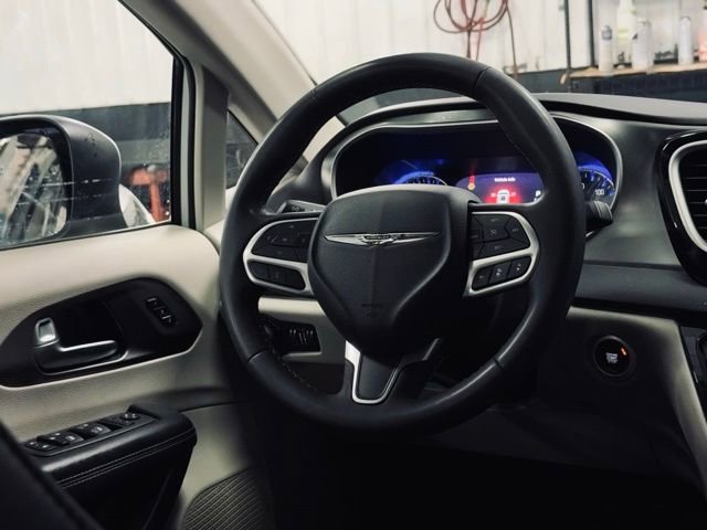 Used 2023 Chrysler Pacifica Touring-L FWD image 29