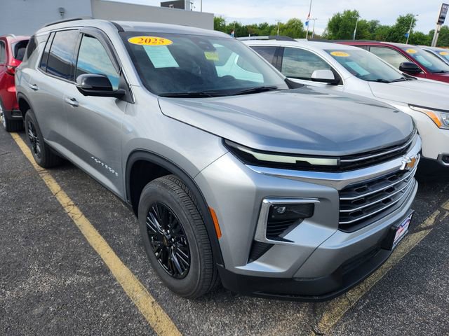Used 2025 Chevrolet Traverse LT w/ Driver Confidence Package AWD/4WD image 1