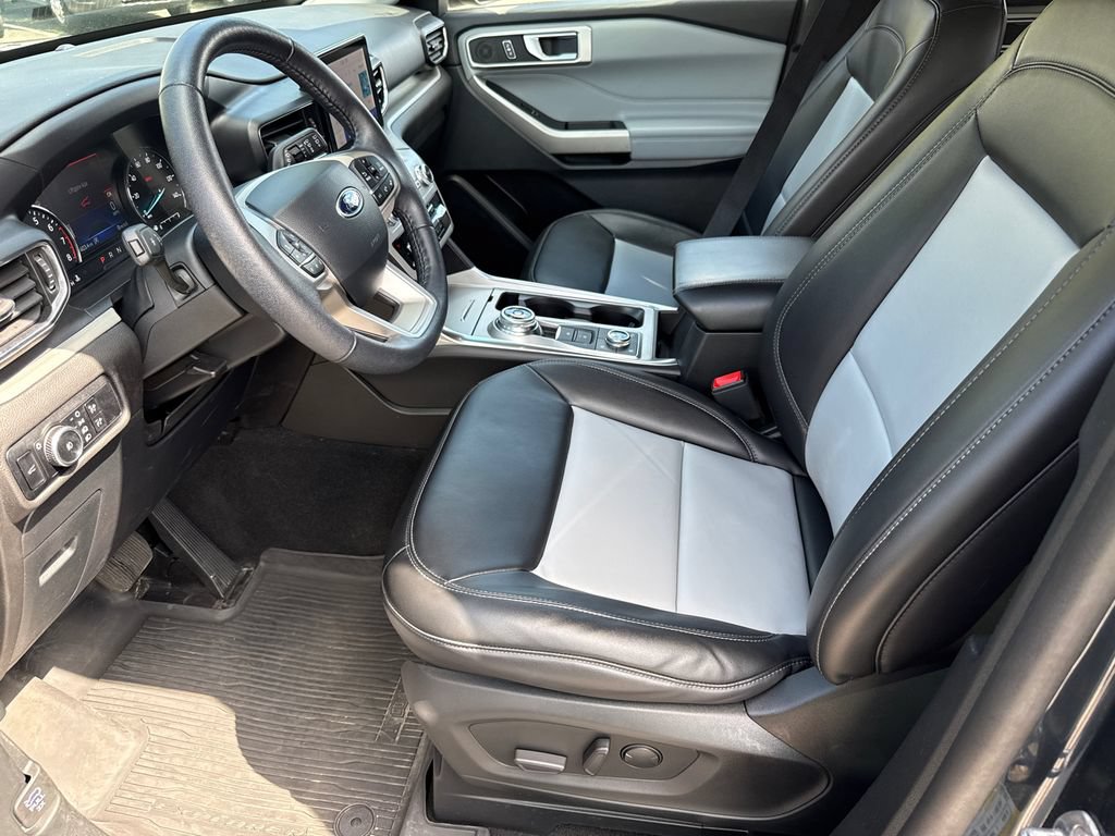 Used 2024 Ford Explorer XLT w/ Equipment Group 202A AWD/4WD image 9