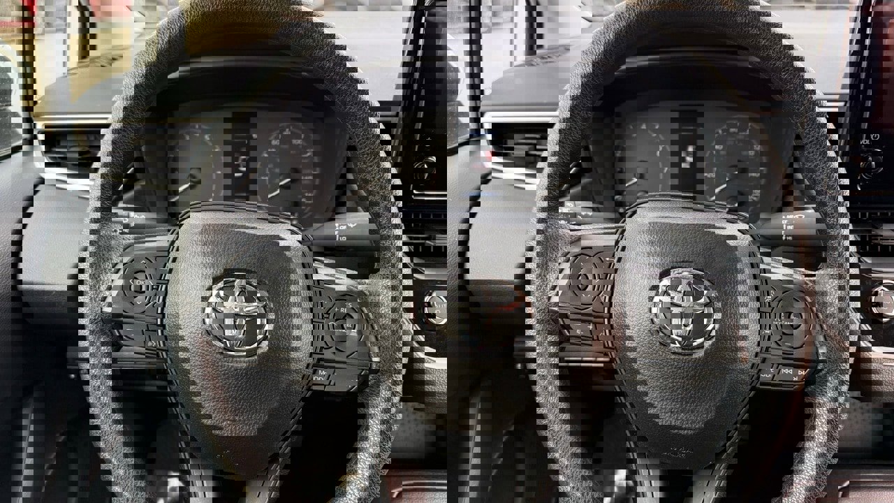 Used 2025 Toyota Corolla LE image 11