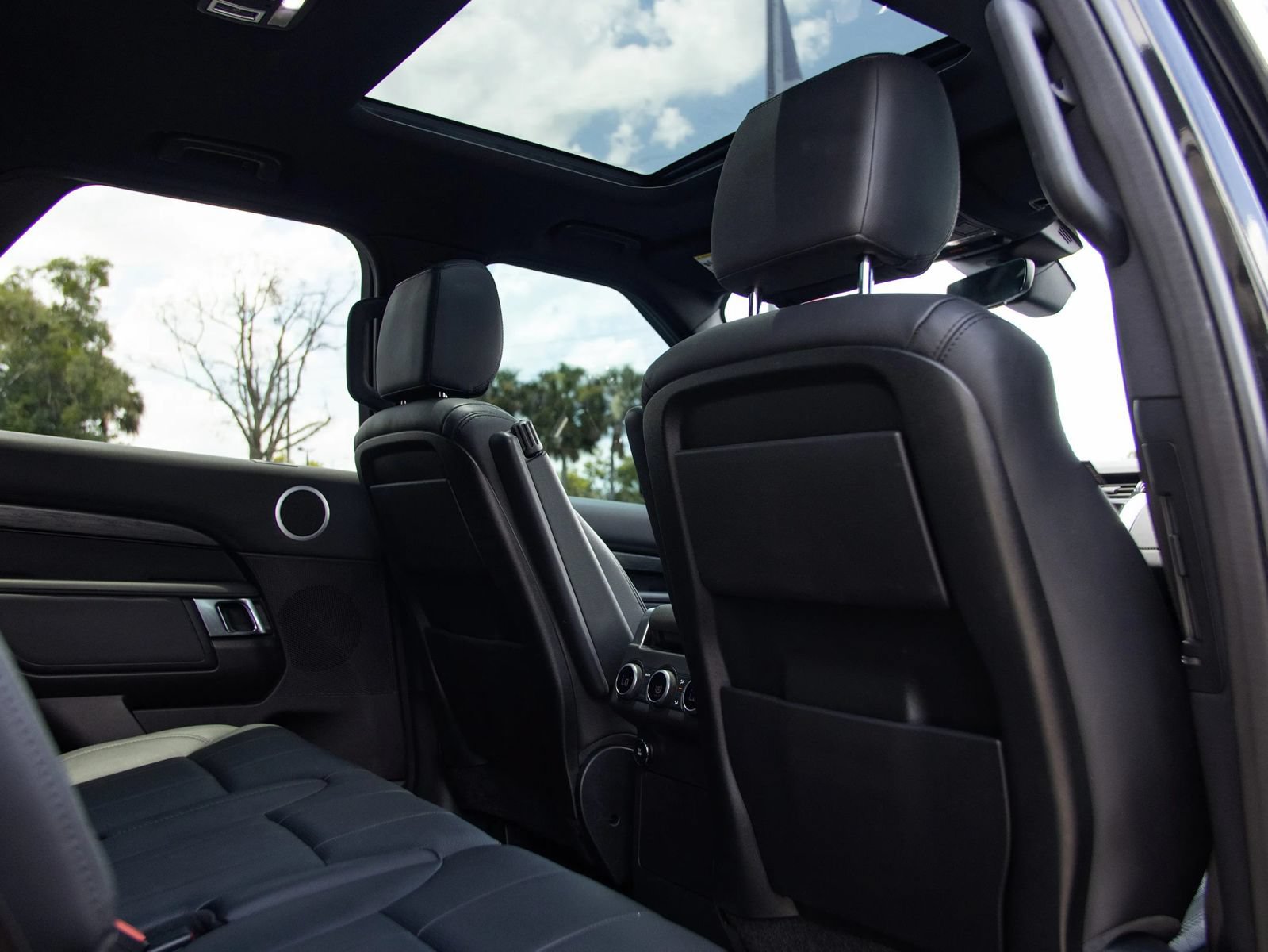 Used 2018 Land Rover Discovery HSE AWD/4WD image 36