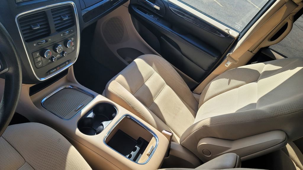 Used 2015 Dodge Grand Caravan SXT image 24