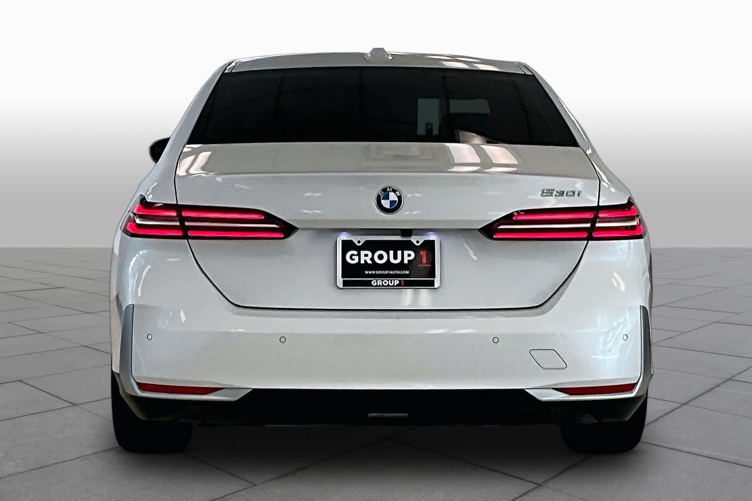 Used 2024 BMW 530i w/ Convenience Package RWD image 4