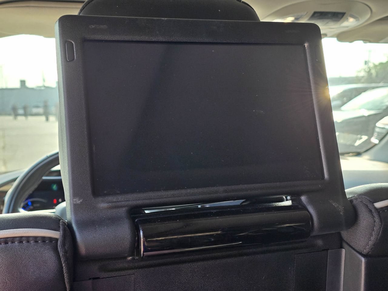 Used 2022 Chrysler Pacifica Limited w/ Uconnect Theater Family Group FWD image 26