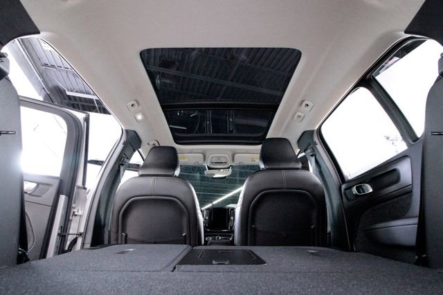 Certified 2025 Volvo XC40 B5 Plus image 27