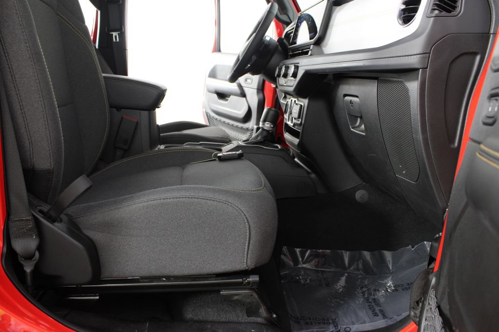Used 2025 Jeep Wrangler Unlimited Sahara AWD/4WD image 19