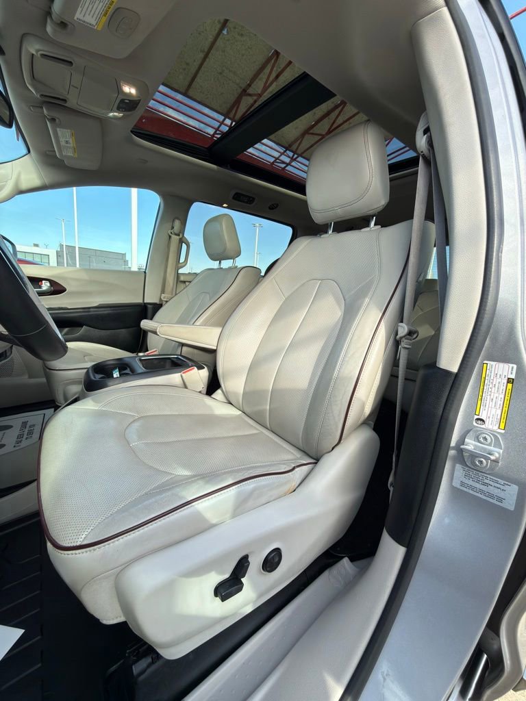Used 2017 Chrysler Pacifica Limited image 16