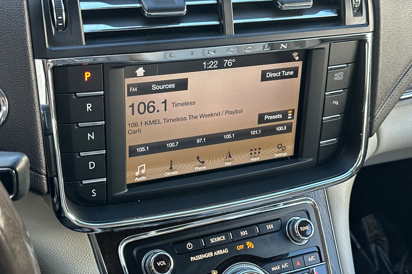 Used 2017 Lincoln Continental Select image 25