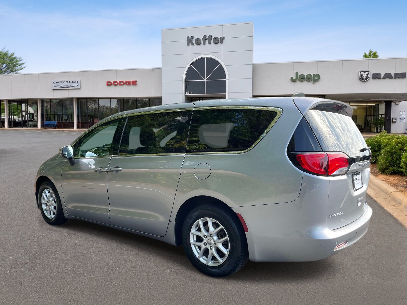 Used 2018 Chrysler Pacifica Touring FWD image 4
