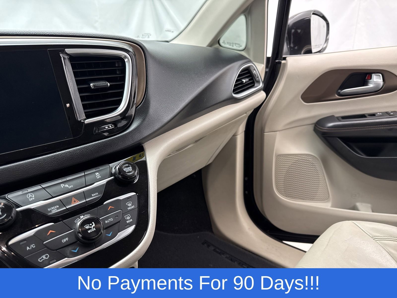 Used 2017 Chrysler Pacifica Touring-L Plus w/ Tire & Wheel Group image 23