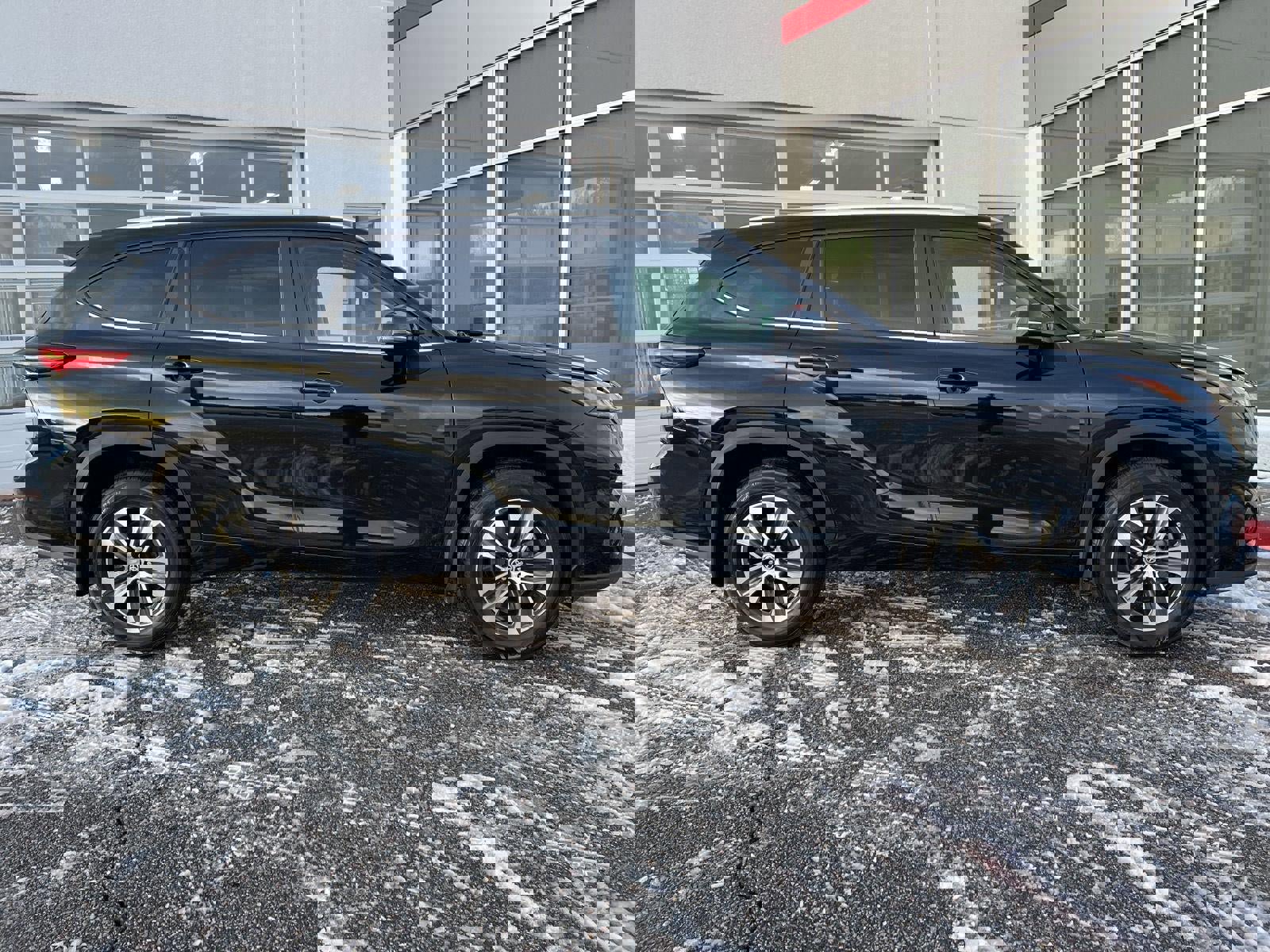 Certified 2023 Toyota Highlander XLE image 30