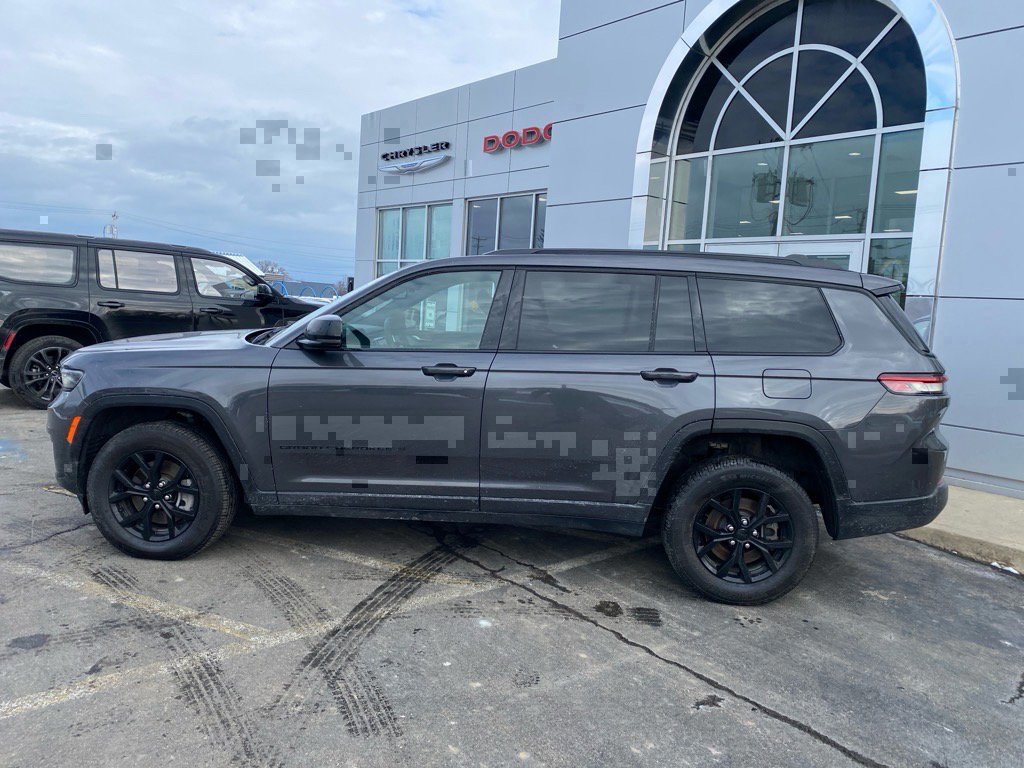 Used 2024 Jeep Grand Cherokee L Altitude image 2