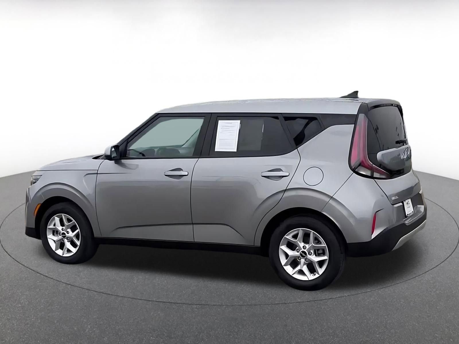 Used 2025 Kia Soul LX w/ LX Technology Package FWD image 9