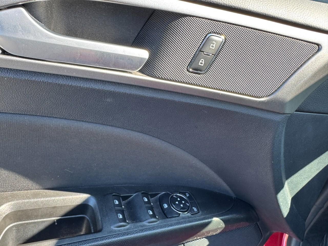 Used 2020 Ford Fusion SE image 16