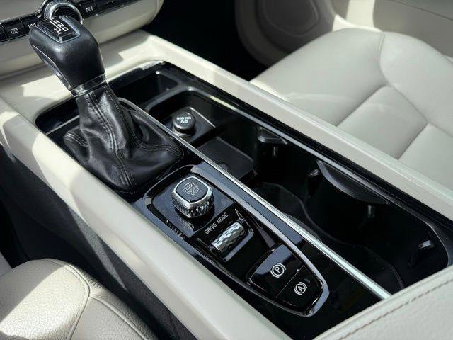 Used 2020 Volvo XC60 T5 Momentum w/ Protection Package Premier image 10