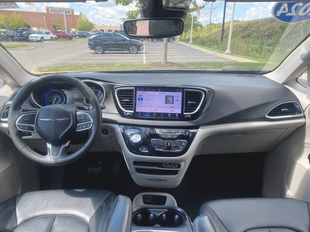 Used 2024 Chrysler Pacifica Touring-L FWD image 19