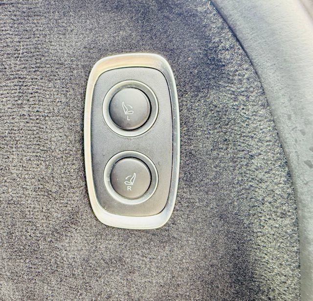 Used 2021 Aston Martin DBX image 40