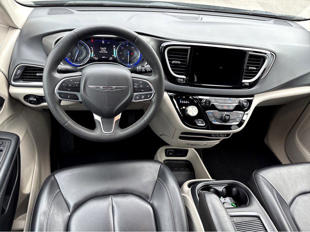 Used 2023 Chrysler Pacifica Touring-L image 4