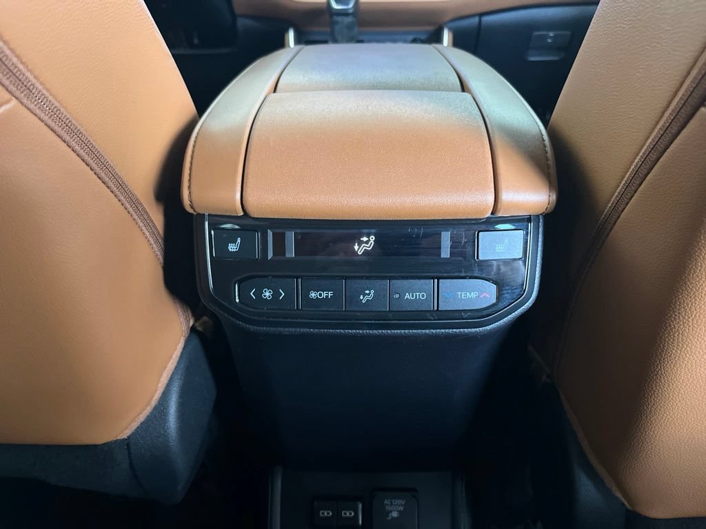 Used 2024 Toyota Highlander Platinum AWD/4WD image 26