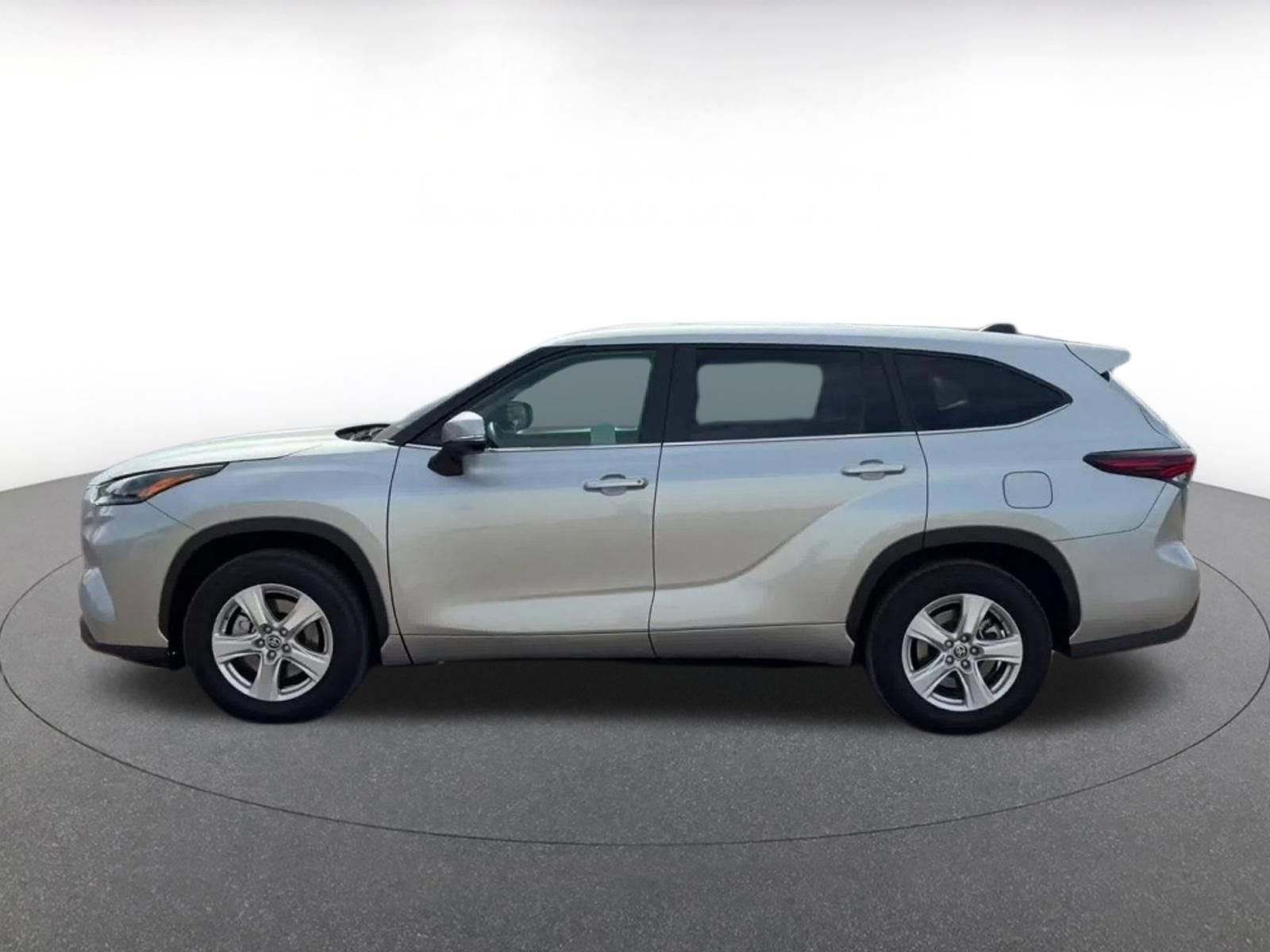 Used 2025 Toyota Highlander LE FWD image 9