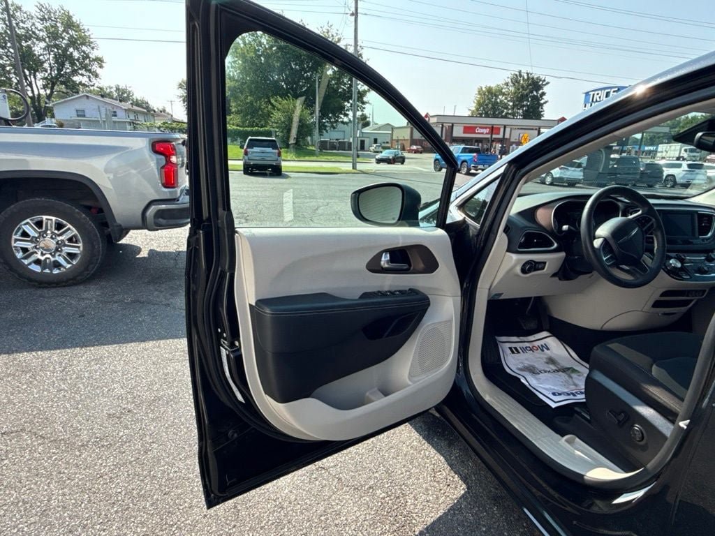 Used 2023 Chrysler Voyager LX FWD image 17