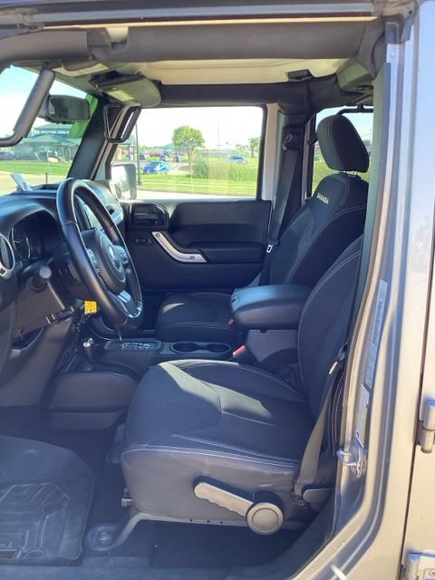 Used 2015 Jeep Wrangler Unlimited Sahara w/ Dual Top Group AWD/4WD image 9