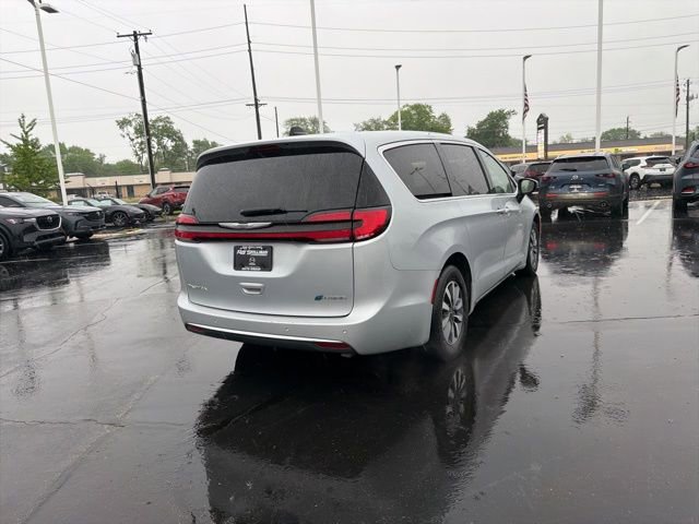 Used 2023 Chrysler Pacifica Touring-L FWD image 9