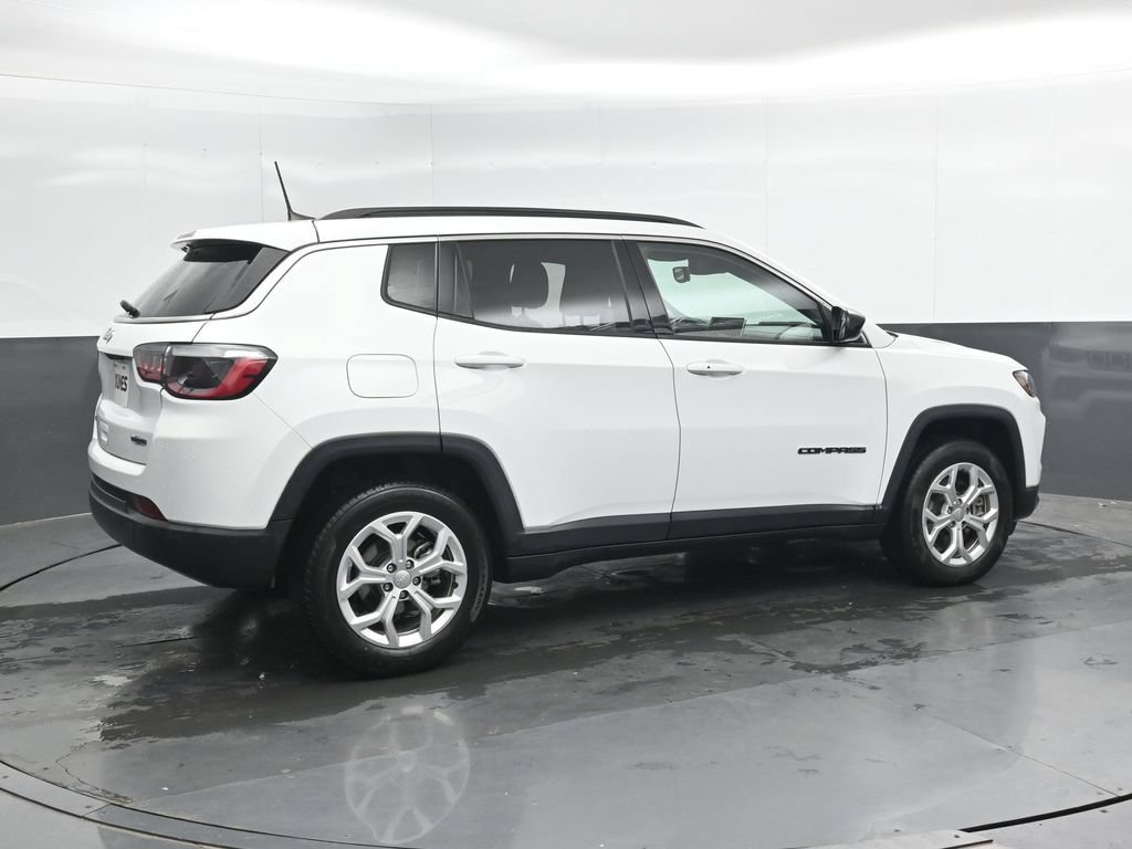 Used 2024 Jeep Compass Latitude AWD/4WD image 2