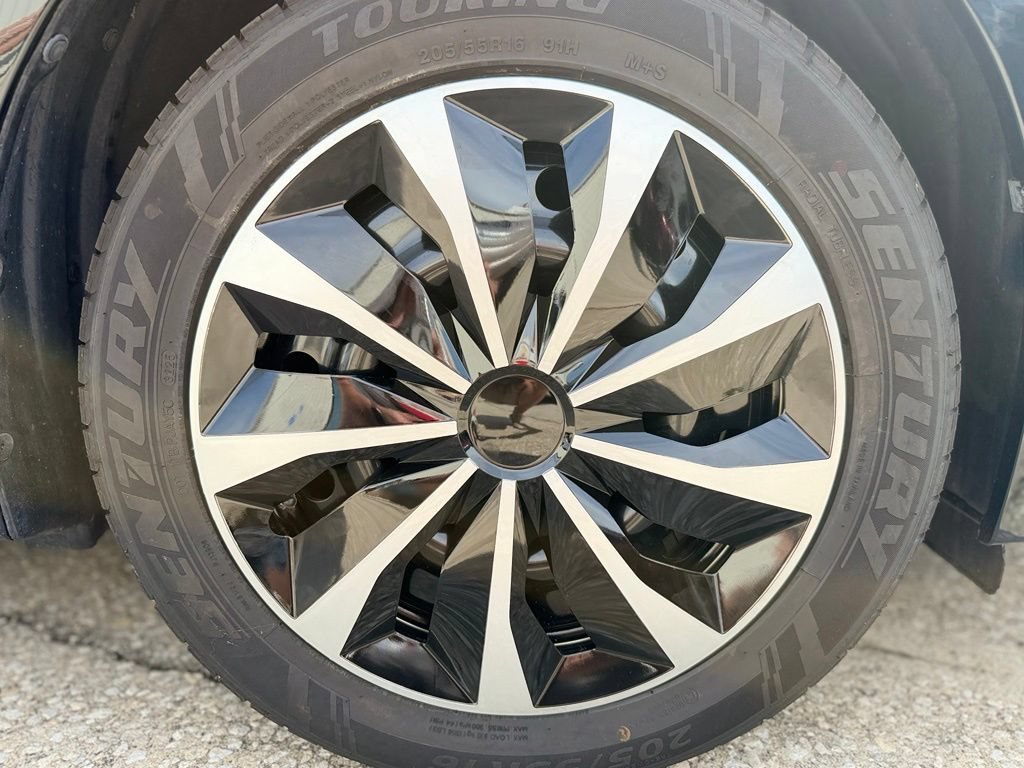 Used 2017 Toyota Corolla LE FWD image 9