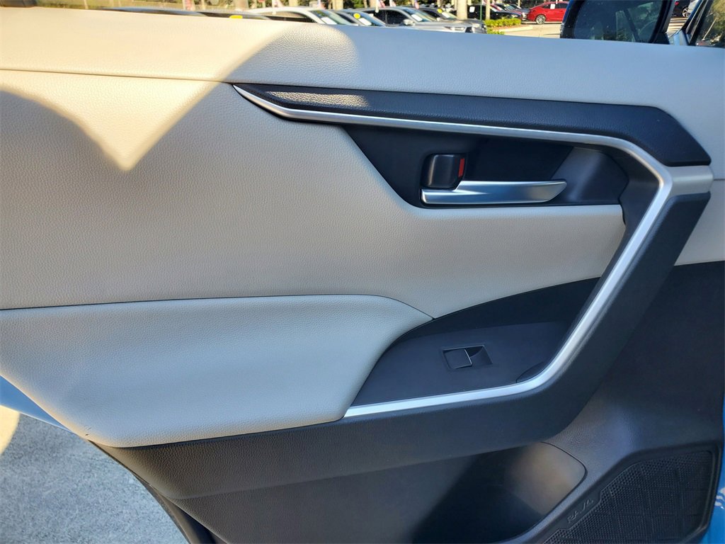 Used 2020 Toyota RAV4 XLE Premium image 13