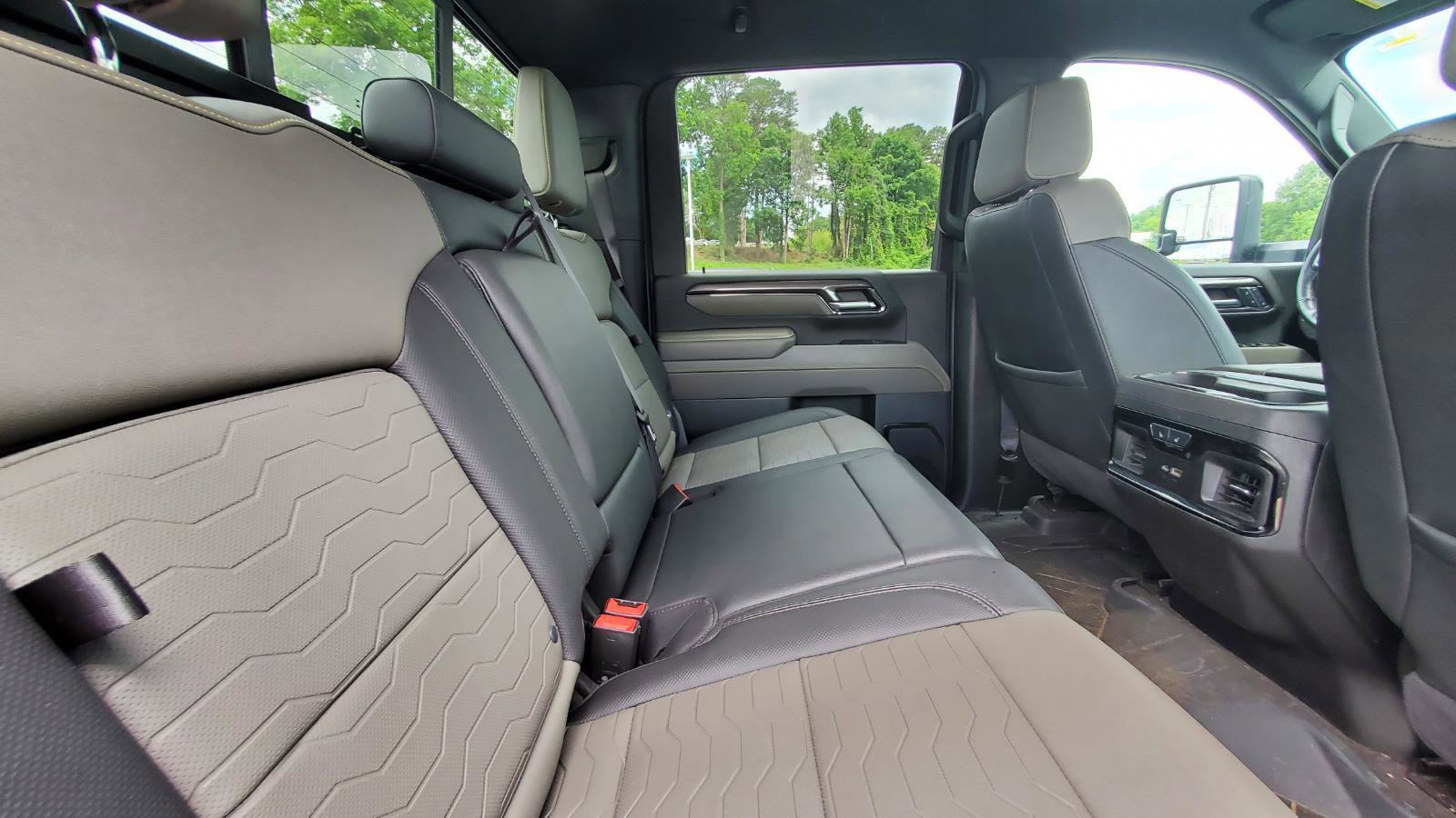 Used 2024 Chevrolet Silverado 2500 ZR2 AWD/4WD image 6