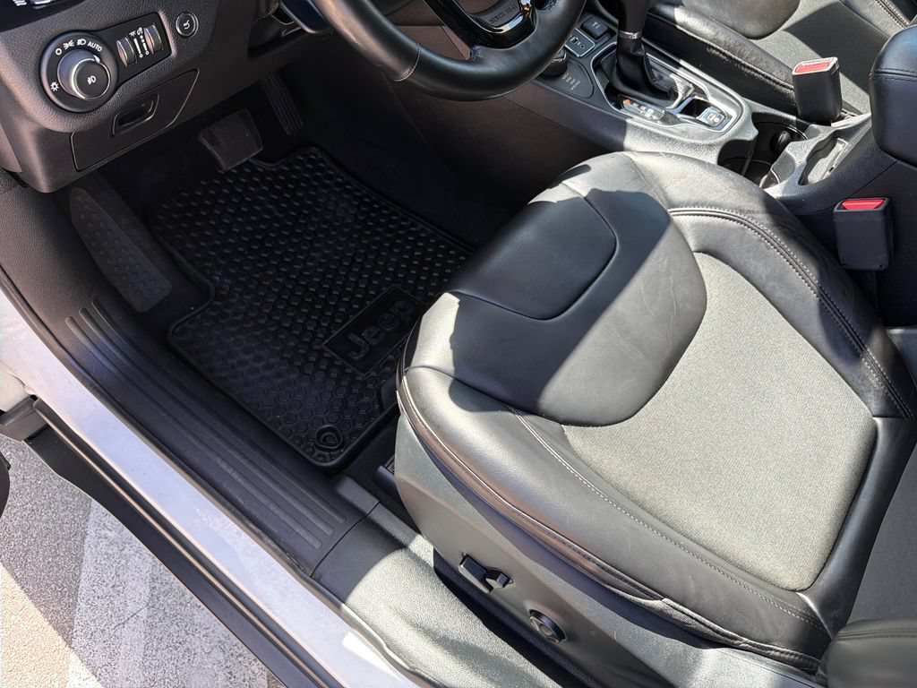 Used 2020 Jeep Cherokee Latitude Plus AWD/4WD image 20