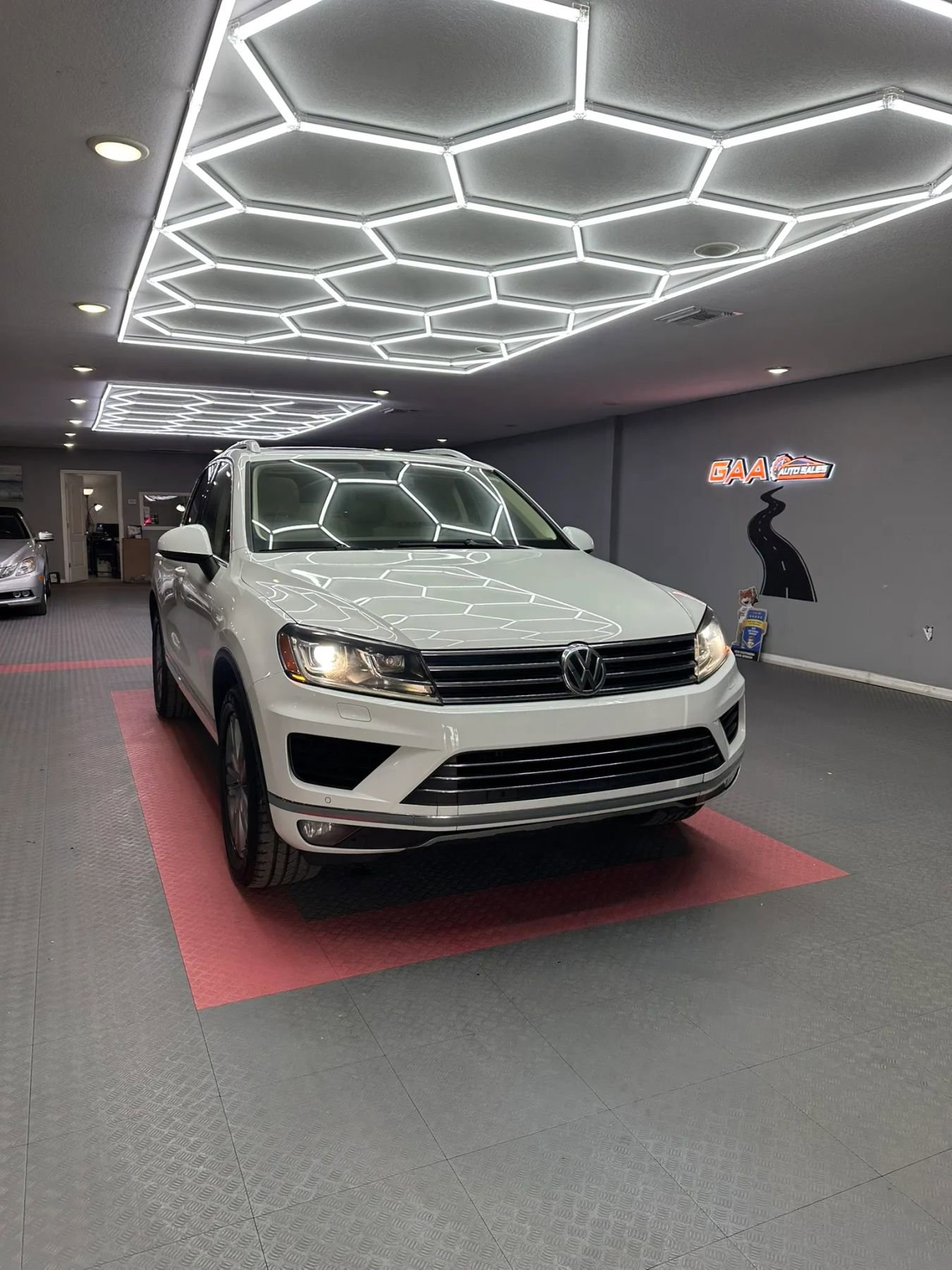 Used 2015 Volkswagen Touareg VR6 image 1