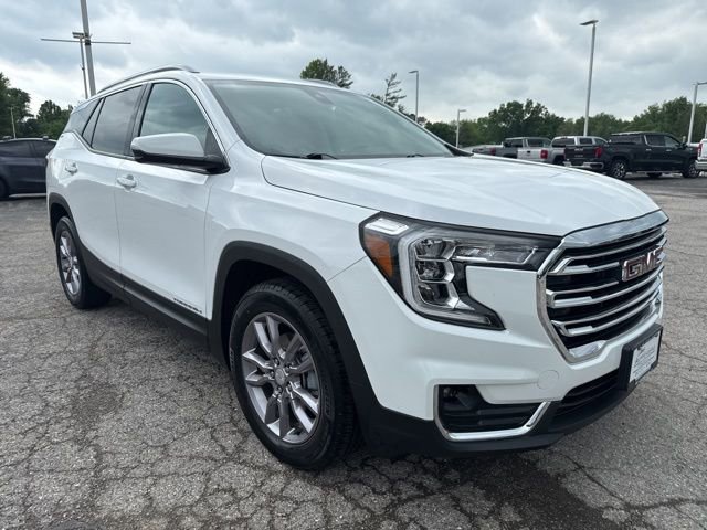 Used 2023 GMC Terrain SLT w/ LPO, Floor Liner Package FWD image 3