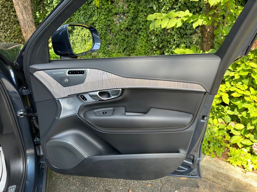 Used 2024 Volvo XC90 B6 Ultimate w/ Lounge Package image 22