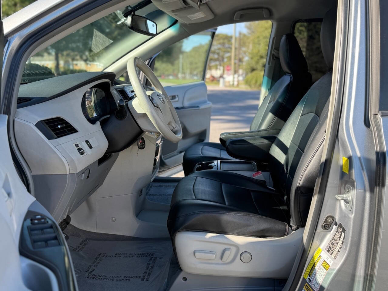 Used 2011 Toyota Sienna LE image 14