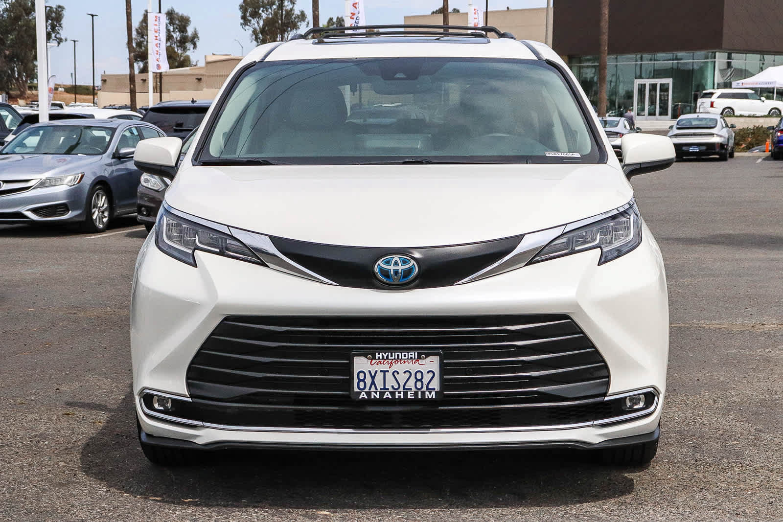 Used 2021 Toyota Sienna XLE w/ XLE Plus Package FWD image 2