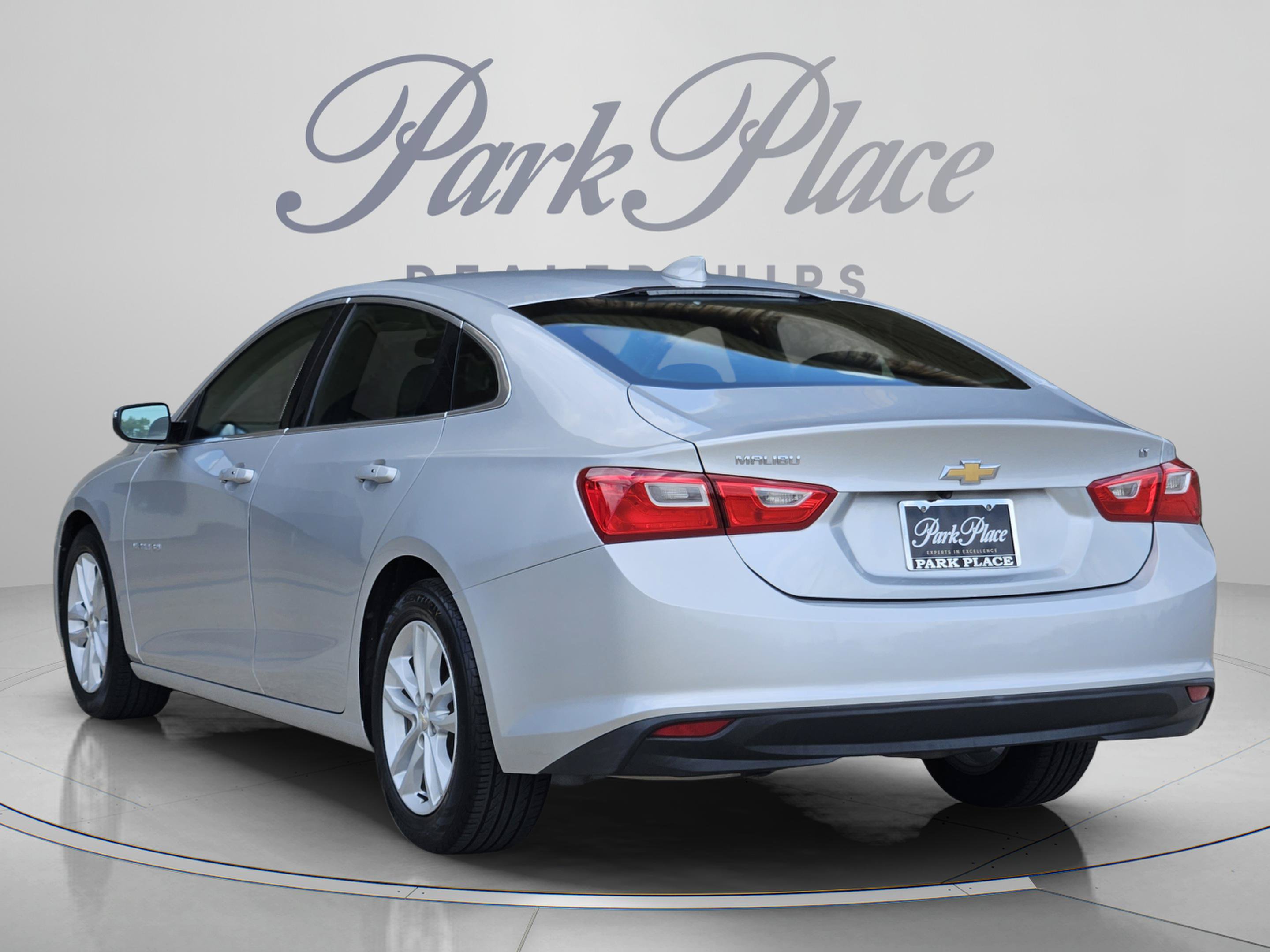 Used 2016 Chevrolet Malibu LT FWD image 3
