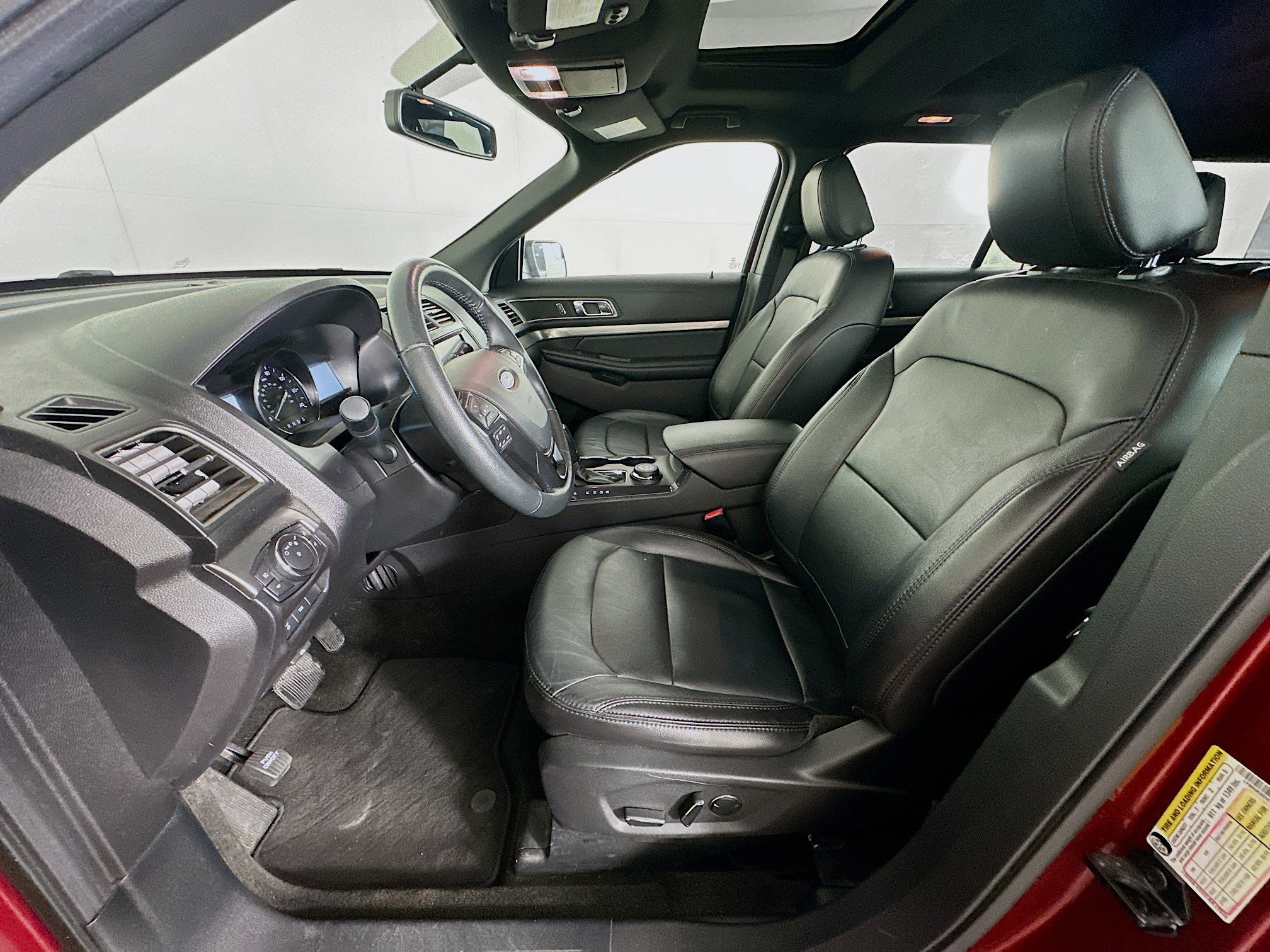Used 2018 Ford Explorer XLT w/ Equipment Group 202A AWD/4WD image 13