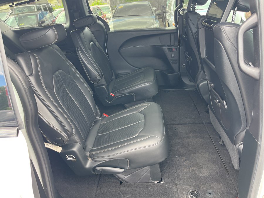 Used 2018 Chrysler Pacifica Touring-L Plus w/ Advanced Safetytec Group FWD image 13