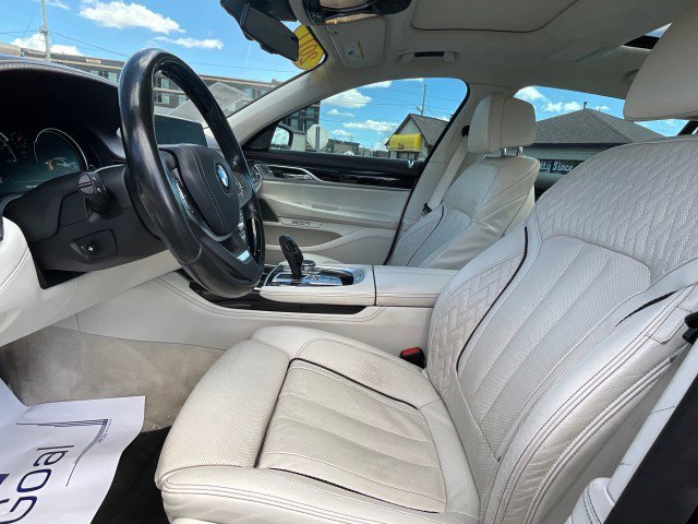 Used 2017 BMW 750i image 27