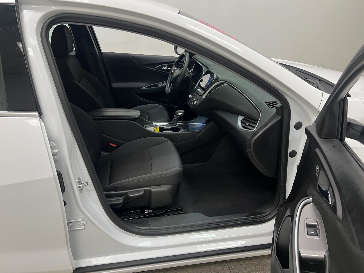 Used 2023 Chevrolet Malibu LT FWD image 26