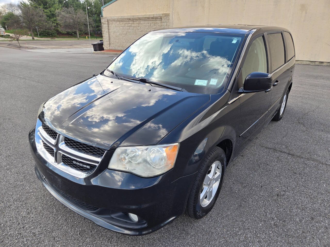 Used 2012 Dodge Grand Caravan Crew FWD image 3
