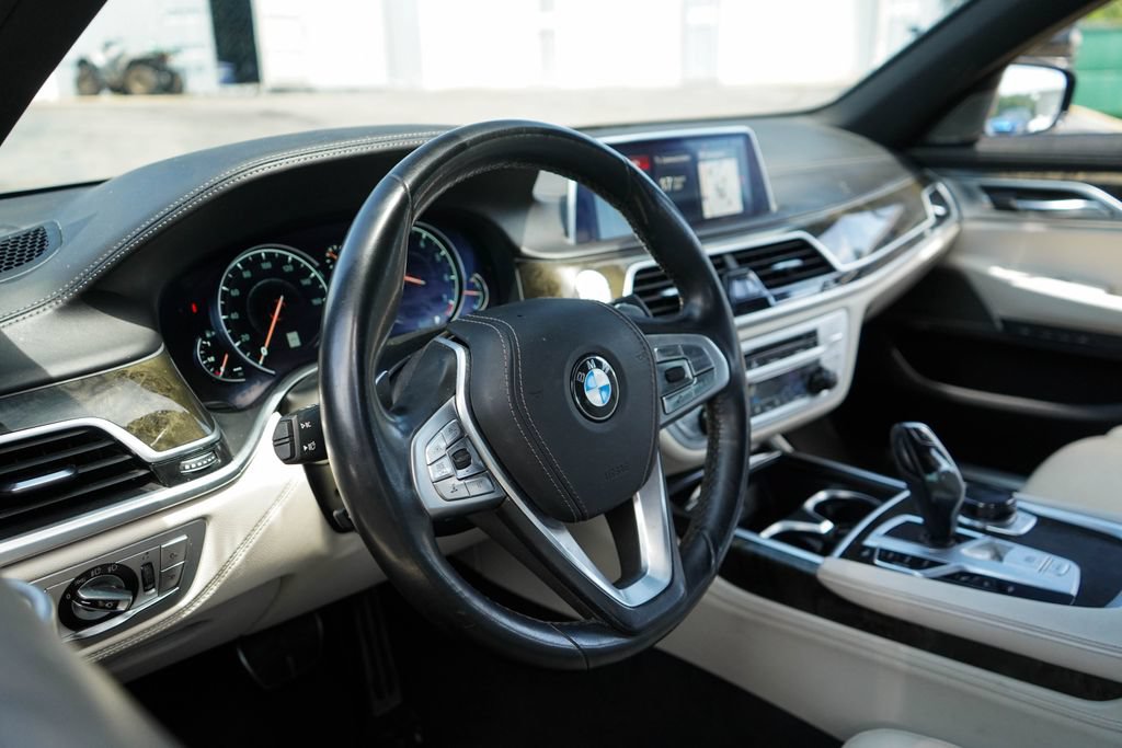 Used 2019 BMW 750i w/ Executive Package RWD image 6