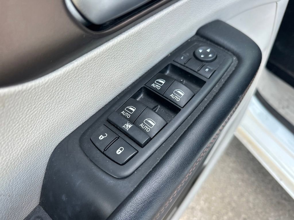 Used 2017 Chrysler Pacifica Touring-L Plus image 10