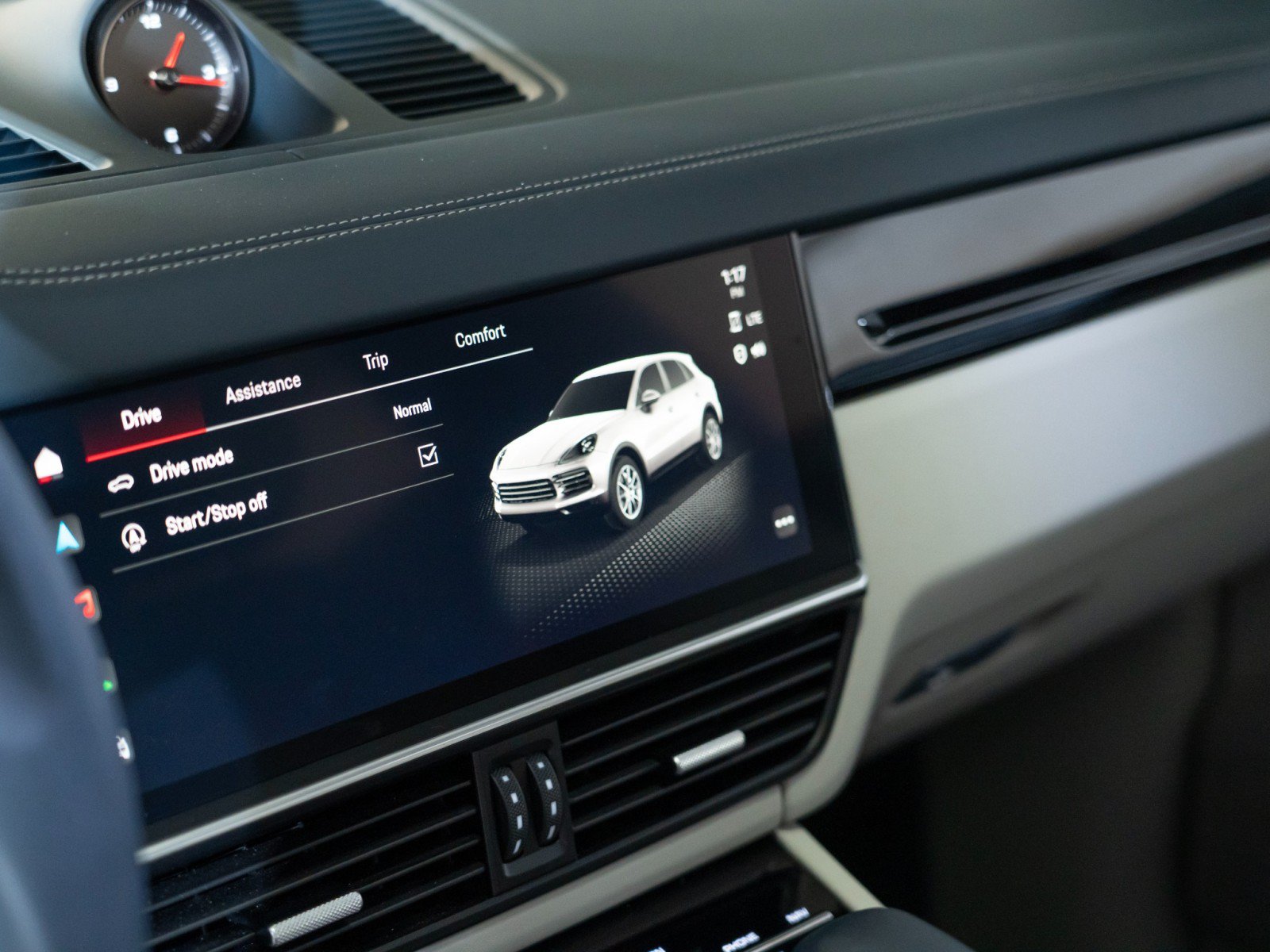 Certified 2023 Porsche Cayenne AWD/4WD image 20