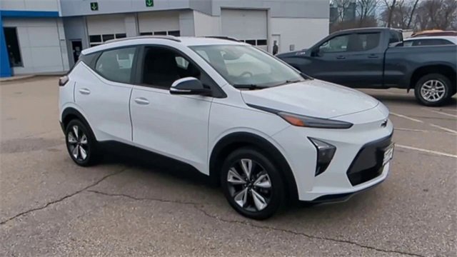 Certified 2022 Chevrolet Bolt EUV LT w/ Convenience Package image 2