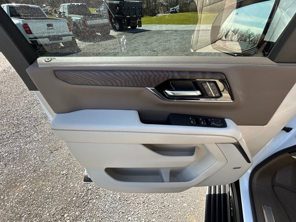 Used 2025 GMC Yukon Denali w/ Sun & Power Step Package image 10