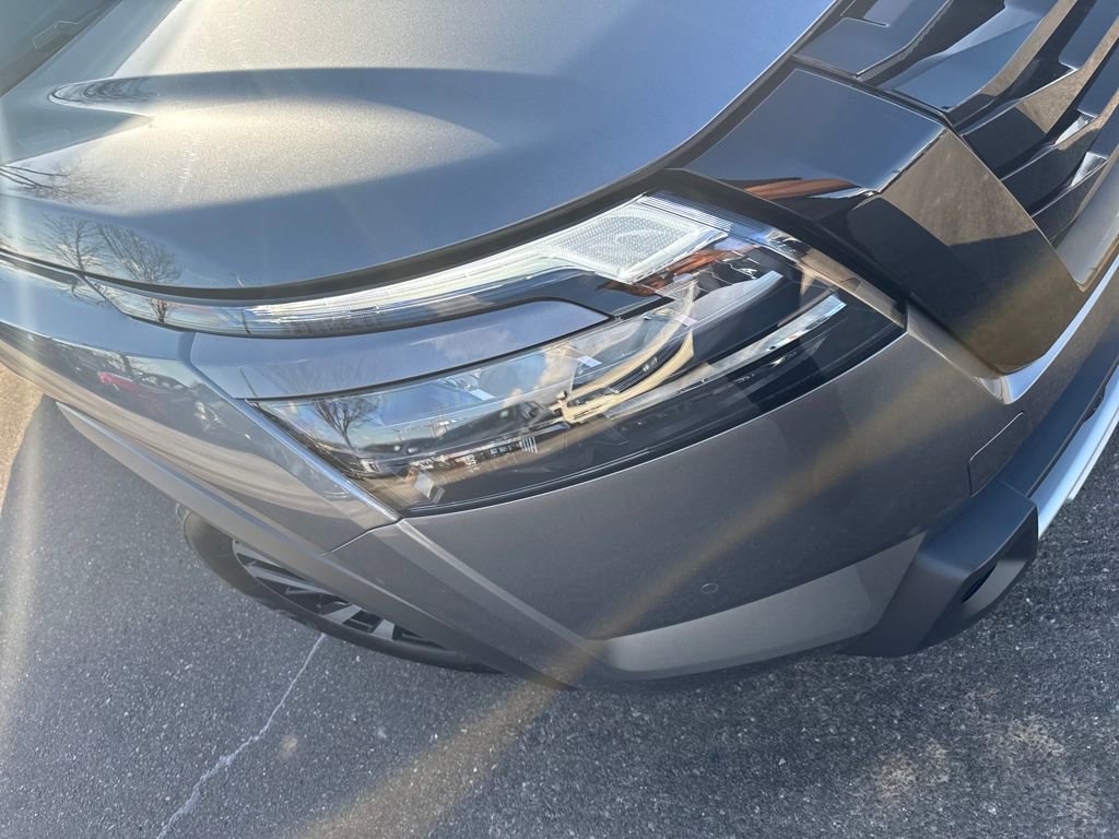 Used 2025 Nissan Pathfinder Platinum w/ Black Appearance Package image 37