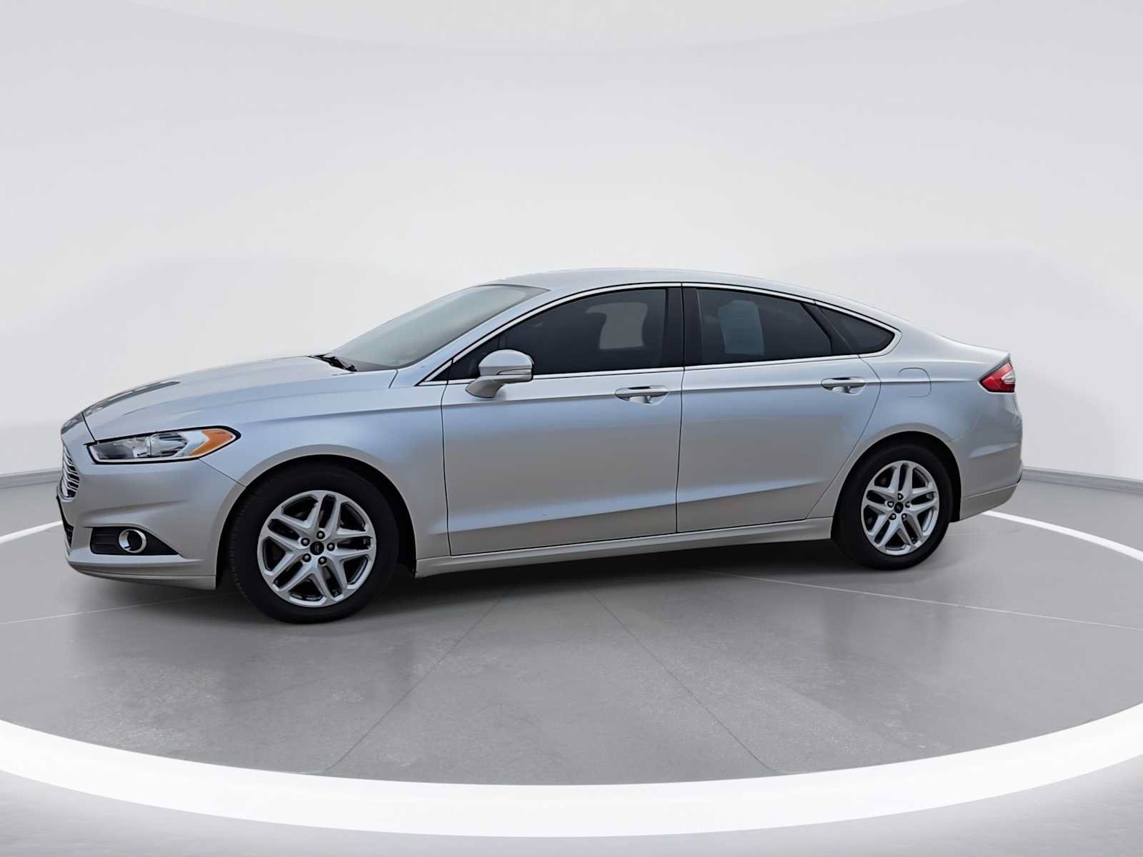 Used 2014 Ford Fusion SE w/ Equipment Group 202A FWD image 4